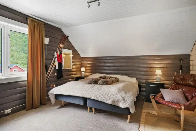Hovedsoverommet er nær 15 m² og har god plass til dobbeltseng og garderobe.