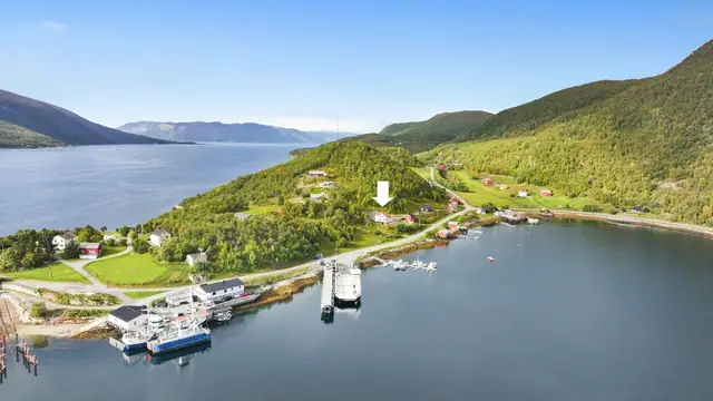 En fritidseiendom med stor tomt beliggende i vakre Korsfjord.