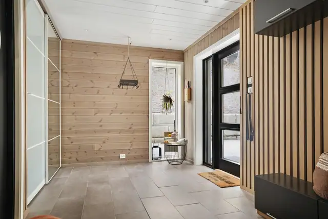 Romslig og funksjonell entré med  laminat og gulvvarme.