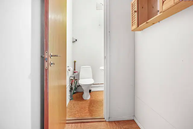 Garderobe med toalett