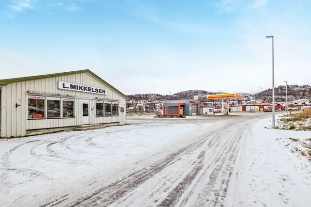 Handelstranda 8 -  Bensinstasjon med vaskehall på naboeiendommen