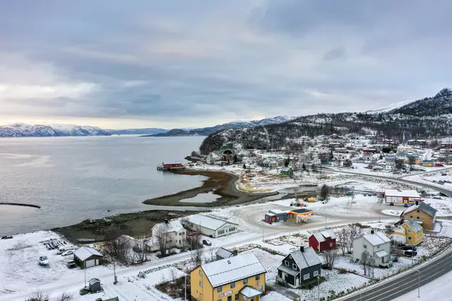 Eiendommen ligger midt i Talvik og kun ca. 100 meter fra E6