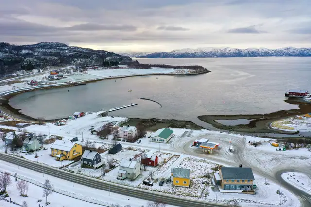 Eiendommen ligger midt i Talvik og kun ca. 100 meter fra E6