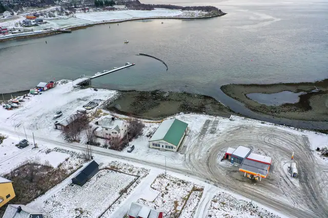 Eiendommen grenser til sjøen og har gode parkeringsarealer