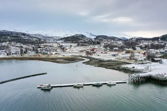 Talvik sett fra sjøsiden - Båthavna med flytebrygge i forkant av bildet