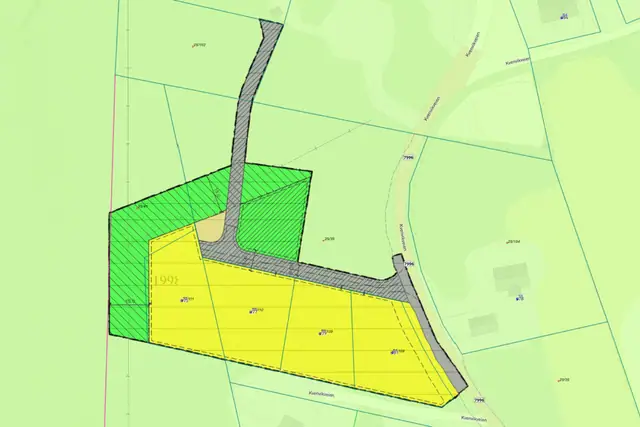 Kartutsnitt som viser eiendommen med vei som vil bli opparbeidet på nersiden av tomten.