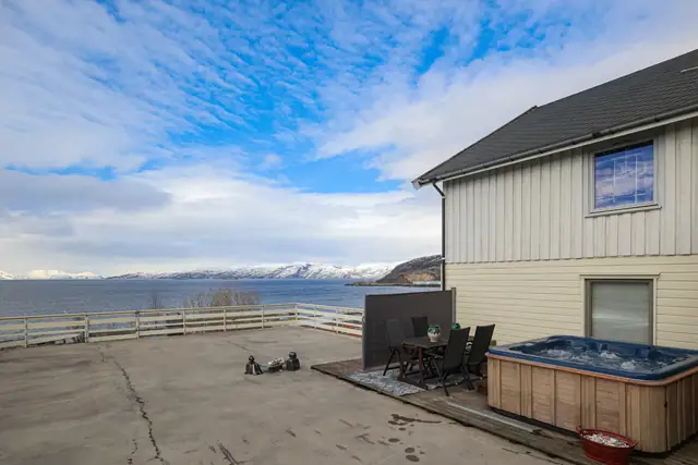 Stor terrasse med nydelig utsikt
