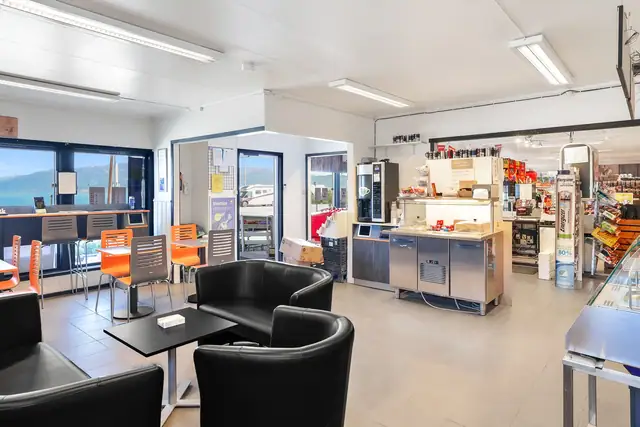 Fastfood grill/disk og sittegruppe