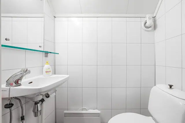 I etasjen er det et toalettrom
