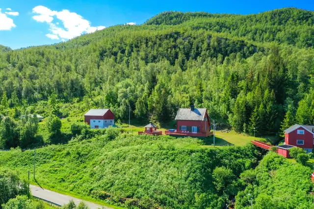Boligen byr blant annet på fjøs, grillstue, naust, strandlinje og utebadstu