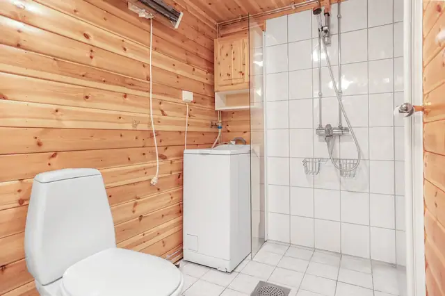 Badet i kjelleren er utstyrt med dusjhjørne, servantskap og toalett