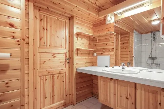 Her er det fint med plass til oppbevaring i skap og på vegg