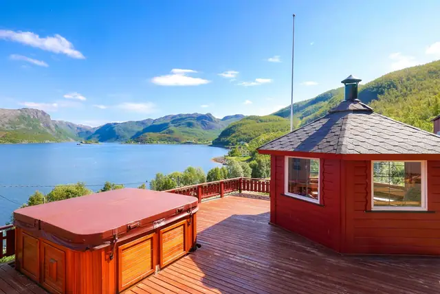 Grillstue og Jacuzzi med utsikt over fjorden