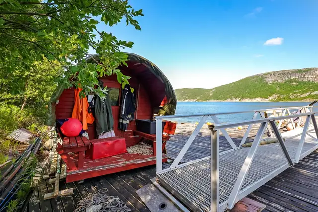 Ved sjøen er det en utebadstue