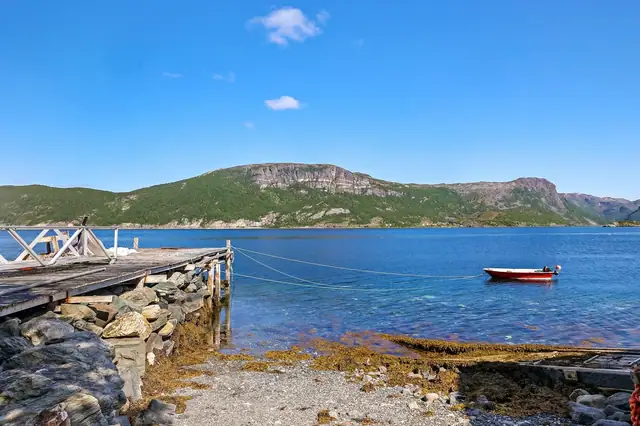 Det følger med egen kai og flytebrygge.