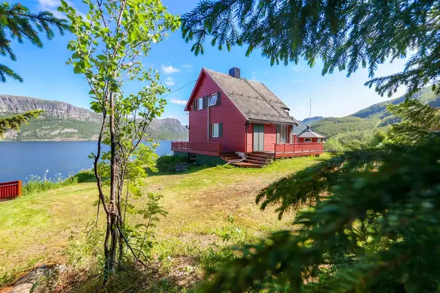 Eiendommen har en idyllisk beliggenhet