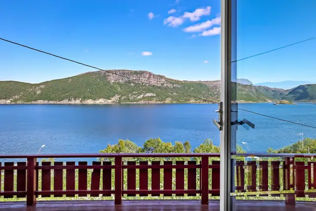 Her er det nydelig utsikt over fjorden