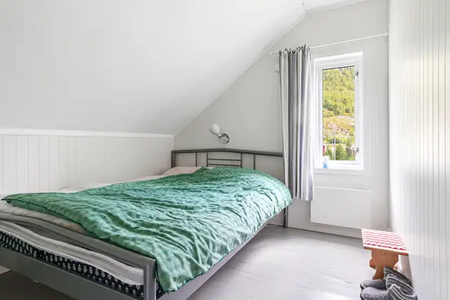 Rommene er av god størrelse med plass til dobbeltseng og garderobeløsning