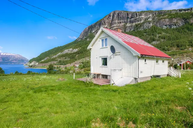 Boligen har et flott uteområde, med terrasse og stor hage