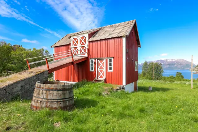 Fjøset har et oppholdsrom av god størrelse, toalettrom og entré