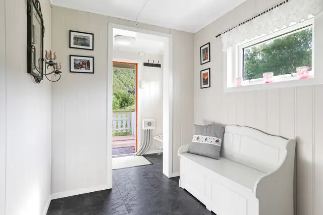 Det er god plass til jakker og sko, samt en sittegruppe i gangen