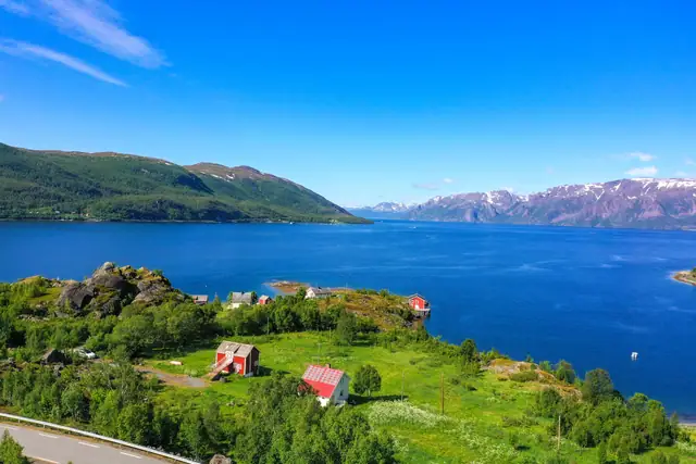 Fra boligen er det en 20 min kjøretur til Nærbutikken Korsfjord Handel